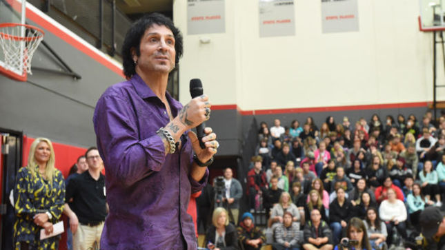 JOURNEY Drummer DEEN CASTRONOVO Presents $10,000 Donation To Oregon High School In The Wake Of 4-Alarm Fire; Video Available 