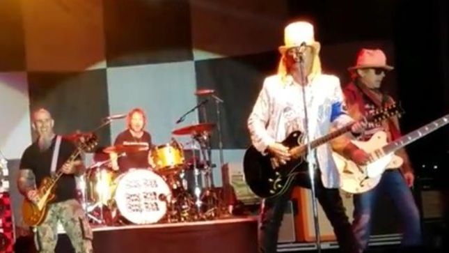 ANTHRAX's SCOTT IAN Performs Live With CHEAP TRICK, Fan-Filmed Video